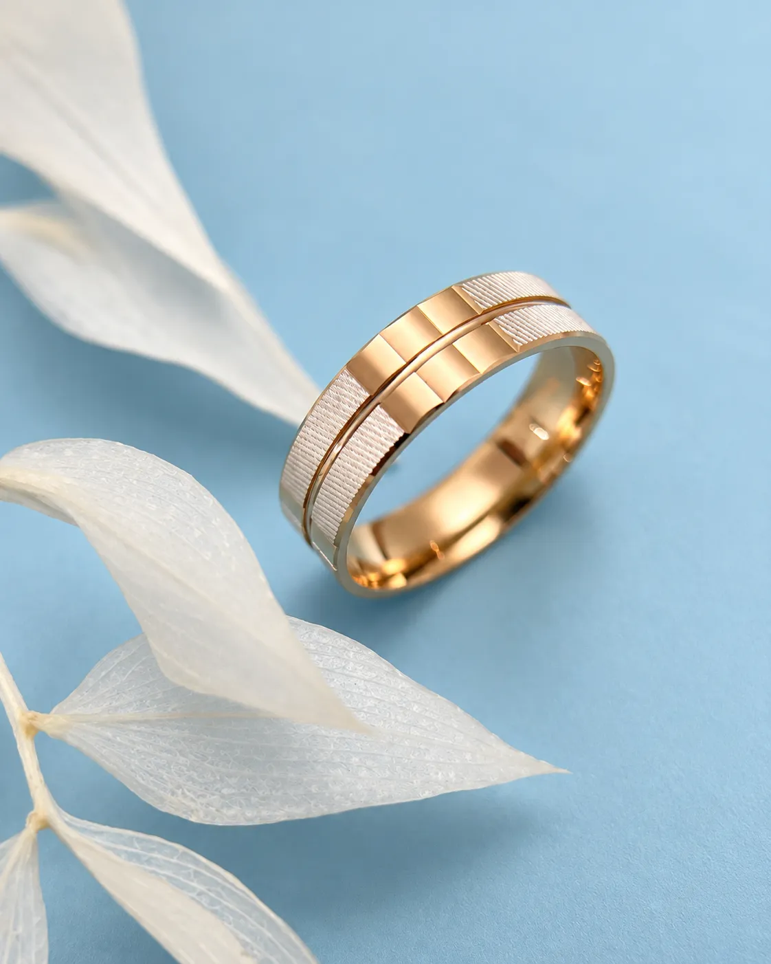 Обручальное кольцо из красного и белого золота 585 пробы